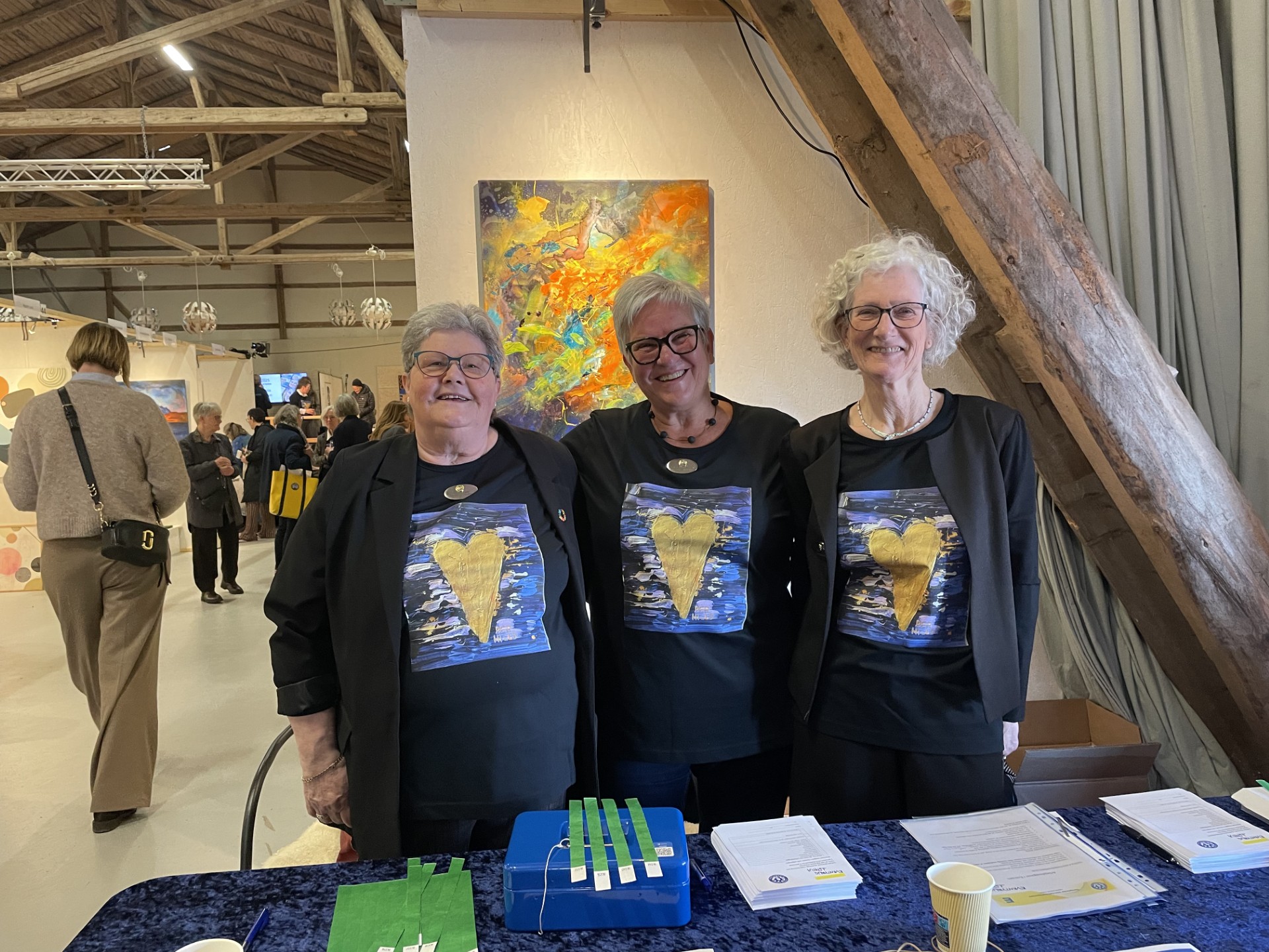 Soroptimistpigerne tager imod i entreen ved Eventyrlig Kunst-messen 2026