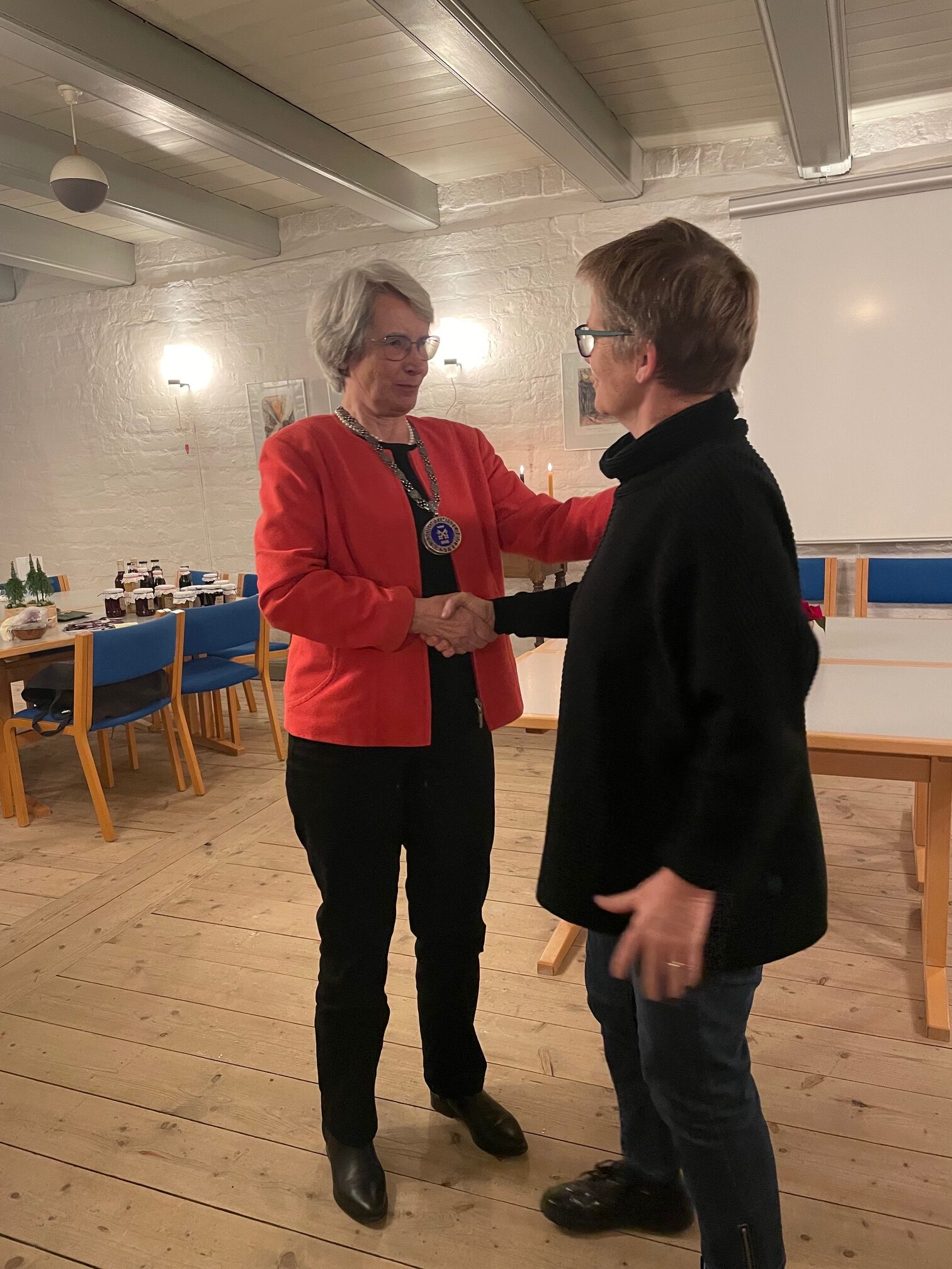 Billede af ny og afgående præsident i klubben