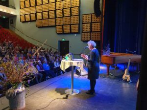 Præsident for Soroptimisterne i Skanderborg Berit Andresen byder velkommen.